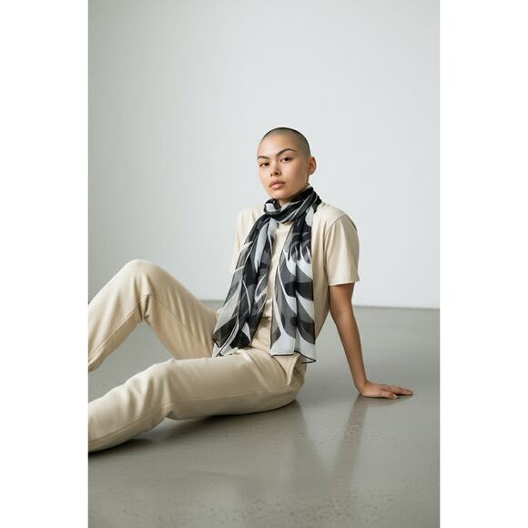 Vtg Vera Neumann Signed Black & White Silk Chiffon Oblong Scarf Rolled Edges EUC - Picture 2 of 9